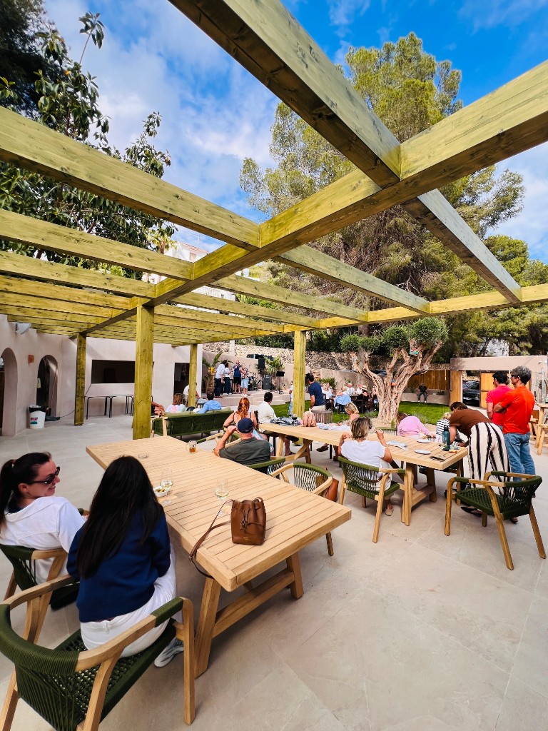 Terraza social bajo la pergola