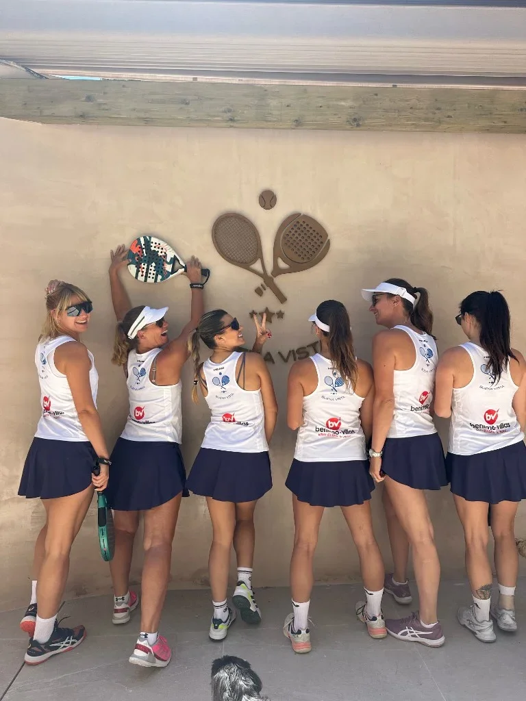 Equipo junto al muro del club